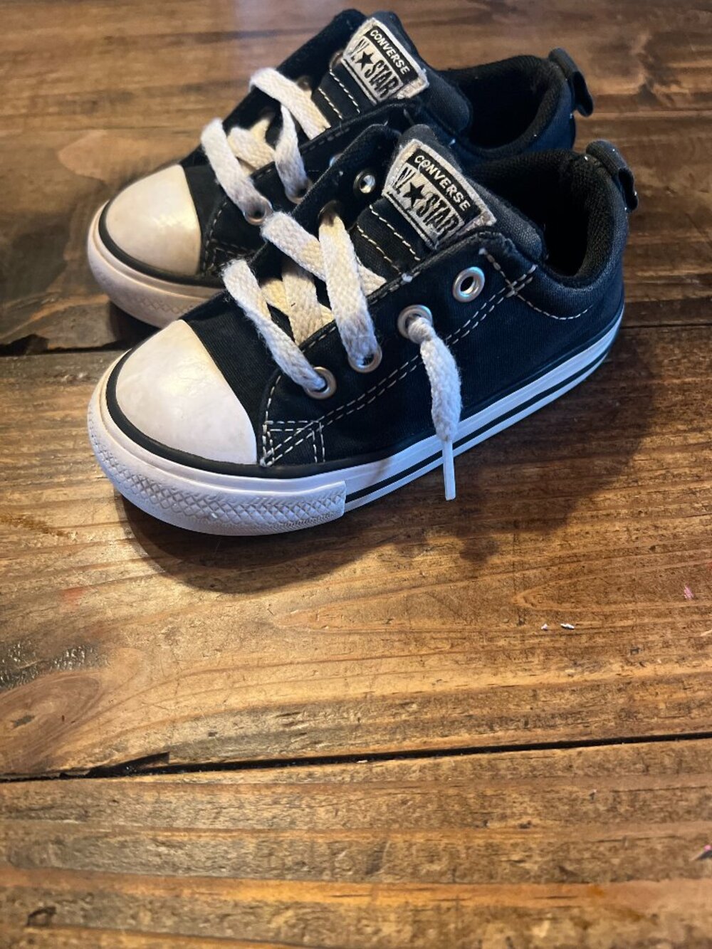 Low Cut Converse Size 7 Girls/Boys